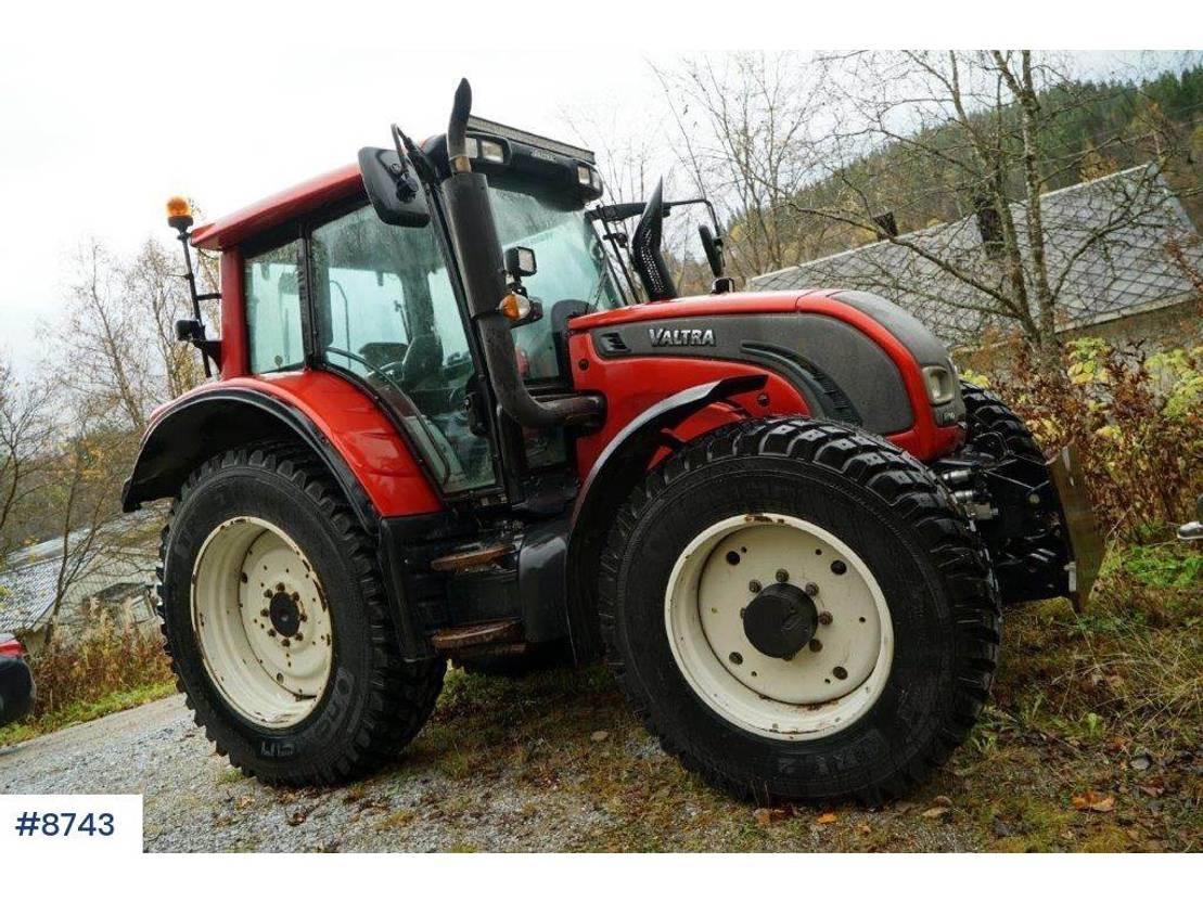 Valtra N142 tractor